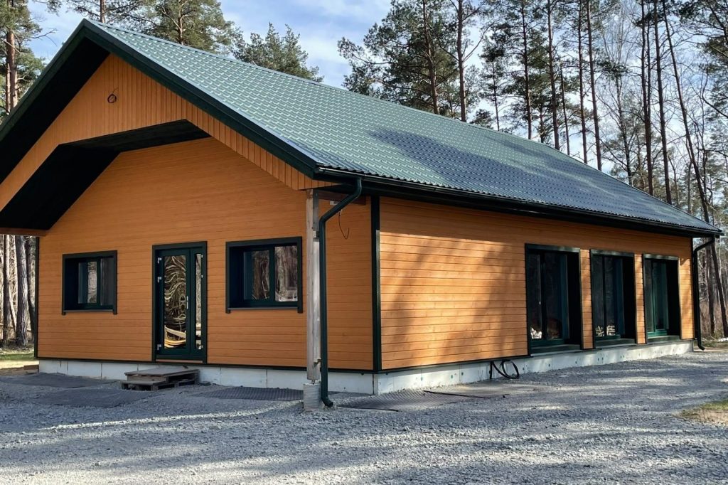 Uus puitfassaadiga elamu männimetsas, Reien OÜ ehitatud