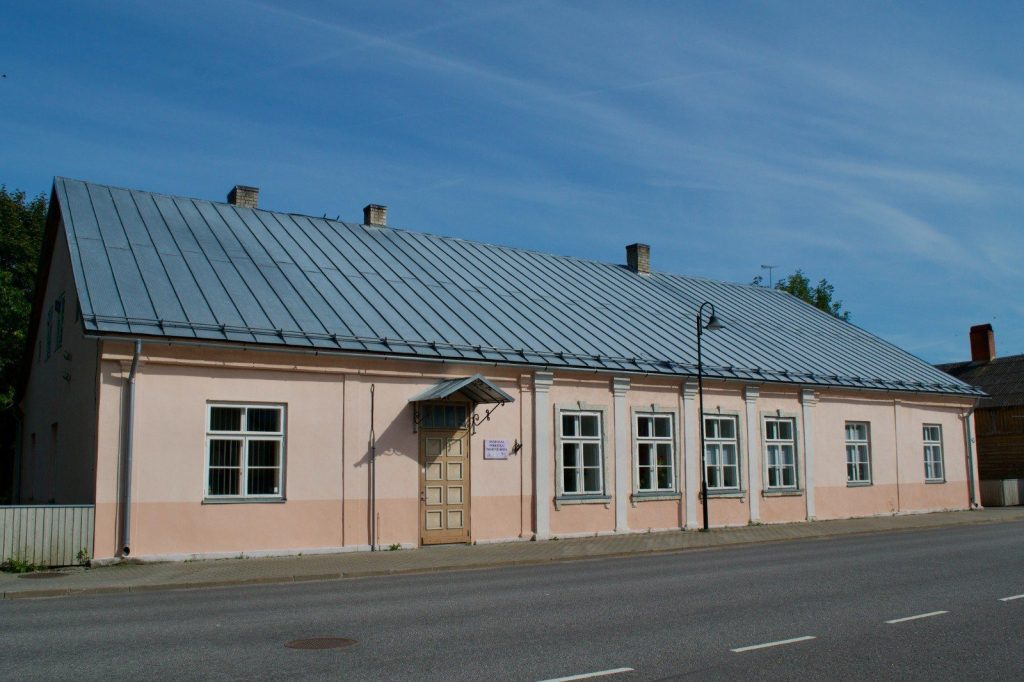 Saaremaa Puuetega Inimeste Koja hoone tänavavaates