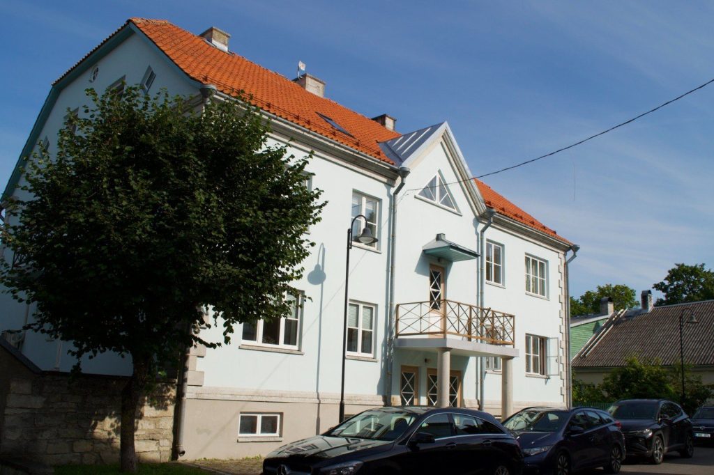 Krohvitud ja värvitud fassaad kivikatusega hoonel