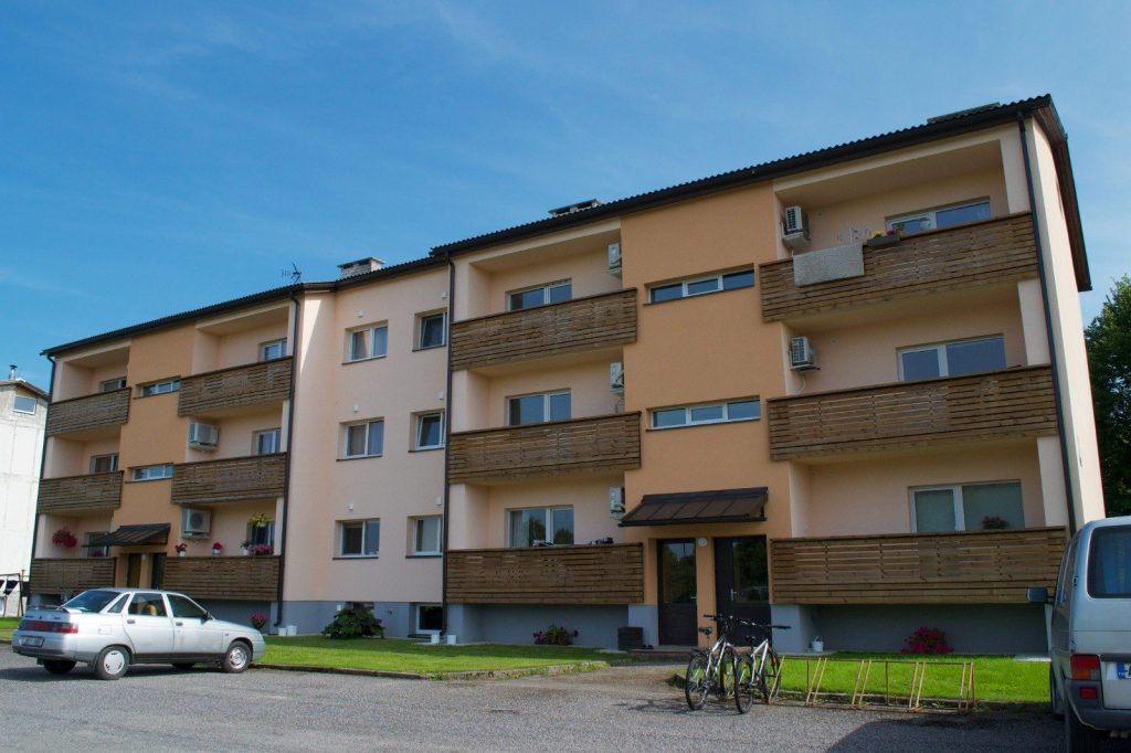 Soojustatud ja krohvitud korterelamu fassaad