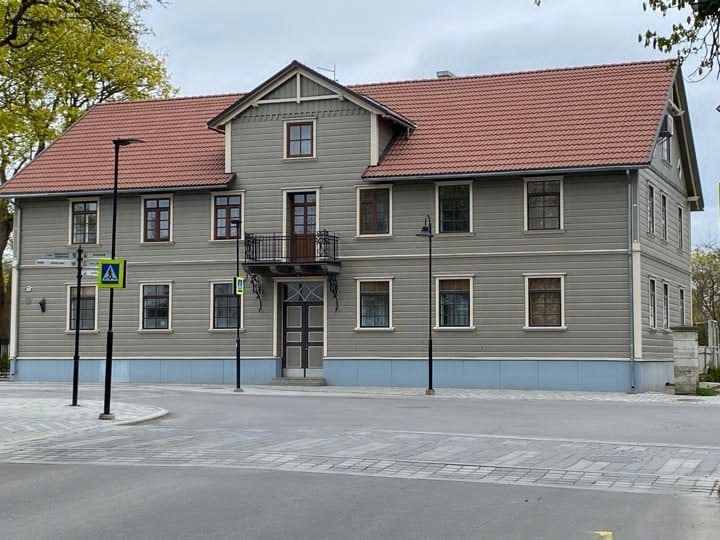Taastatud puitfassaad ja plekitööd vanal hoonel